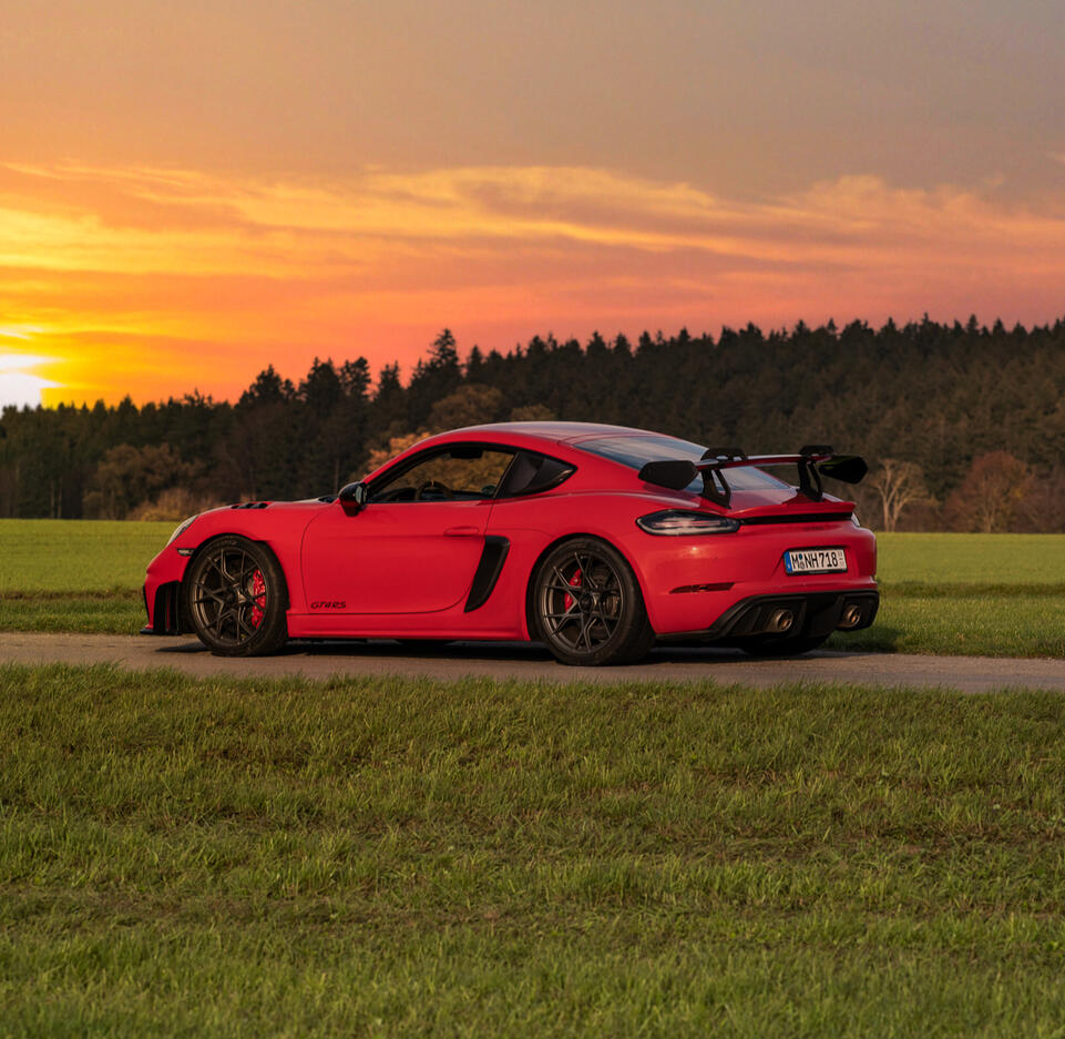 Porsche GT4 RS Niels Hamann Roter Porsche bei Sonnenuntergang in Seitenansicht