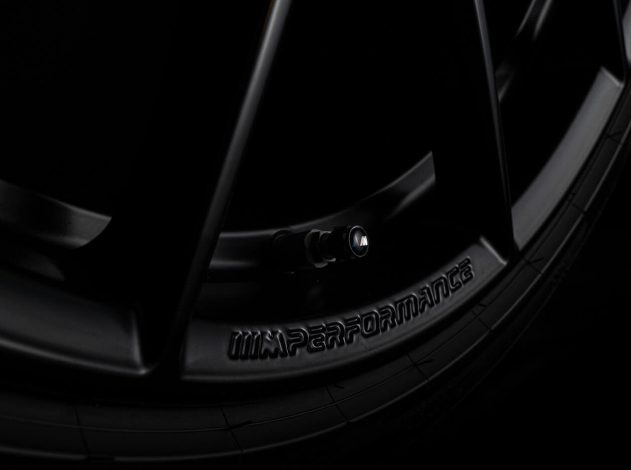Schwarze BMW-Felge als Detailaufnahme Schwarze BMW-Felge als Detailaufnahme